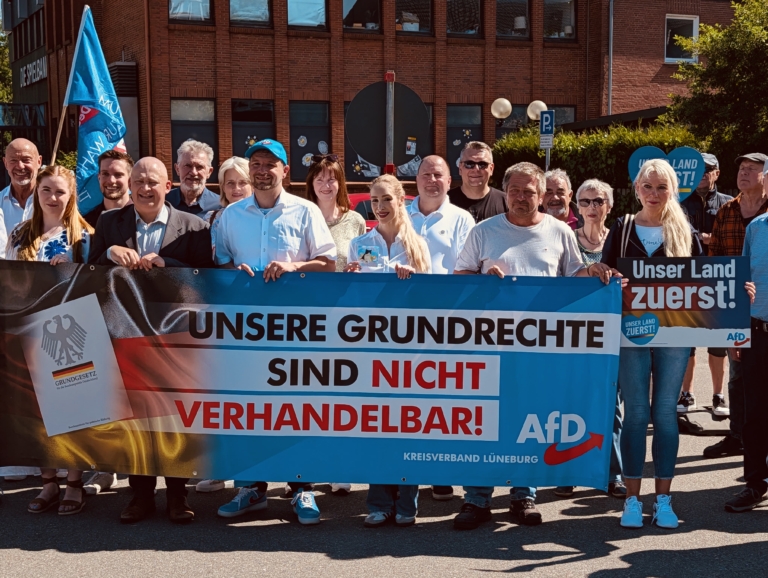 Tag des Grundgesetzes: AfD-Kundgebung vor Hittfelder Rathaus / Offermann: „Starkes Signal für Meinungsfreiheit“