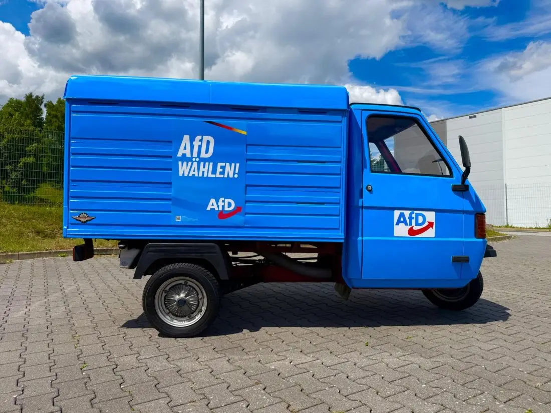 AfD Wahlkampf-Mobil Ape – Seitenansicht